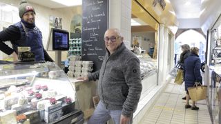 Jérôme Chaumat est à l'écoute des besoins des crémiers, comme ici avec Matthieu Douls à Rodez, dans l'Aveyron.